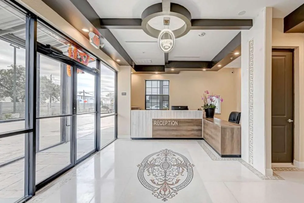 Comfeeni Inn and Suites hotel hero