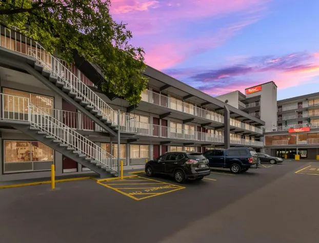 Red Roof PLUS+ & Suites Virginia Beach – Seaside hotel detail image 1