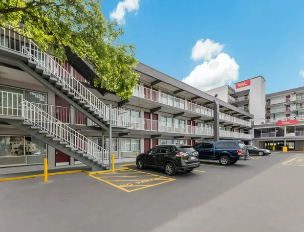 Red Roof PLUS+ & Suites Virginia Beach – Seaside hotel detail image 2