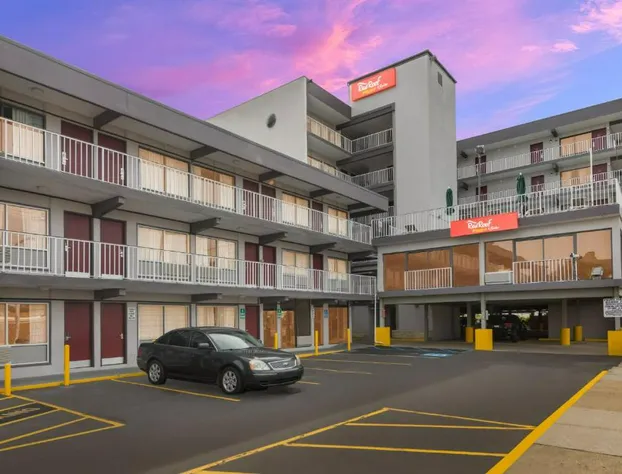 Red Roof PLUS+ & Suites Virginia Beach – Seaside hotel detail image 3
