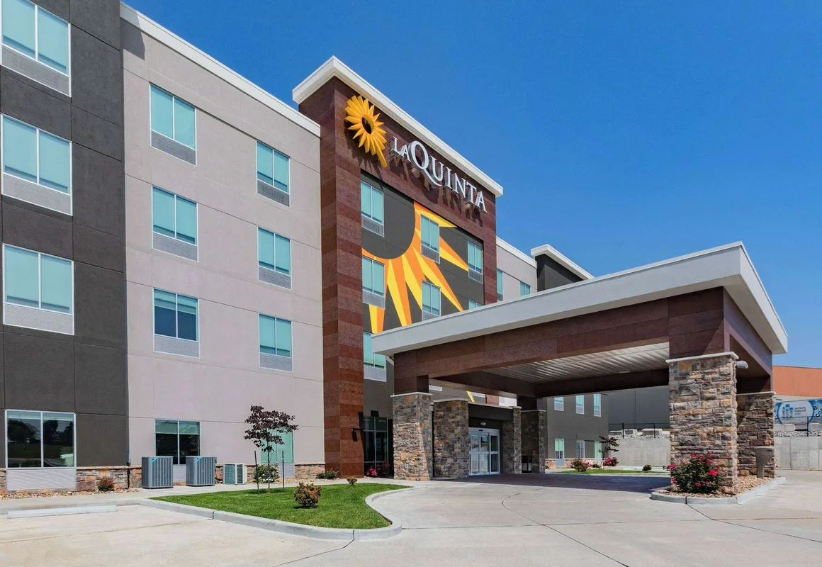 La Quinta Inn & Suites by Wyndham Jackson/Cape Girardeau hotel hero