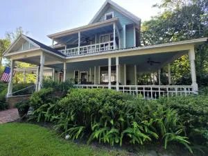 Camellia Rose Inn- King Room Southern Charm hotel detail image 1