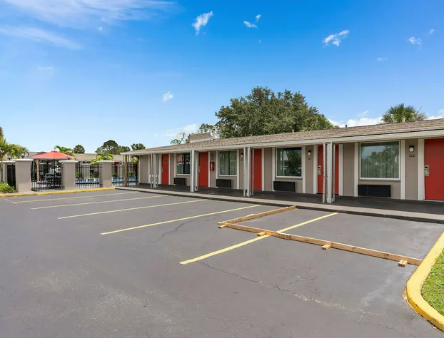 Super 8 by Wyndham Kissimmee/Orlando hotel detail image 1