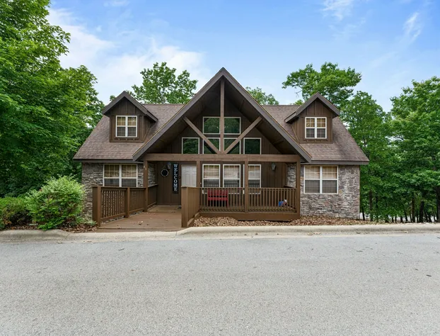 Timber Lodge 4 Bedroom Home by Redawning hotel detail image 1