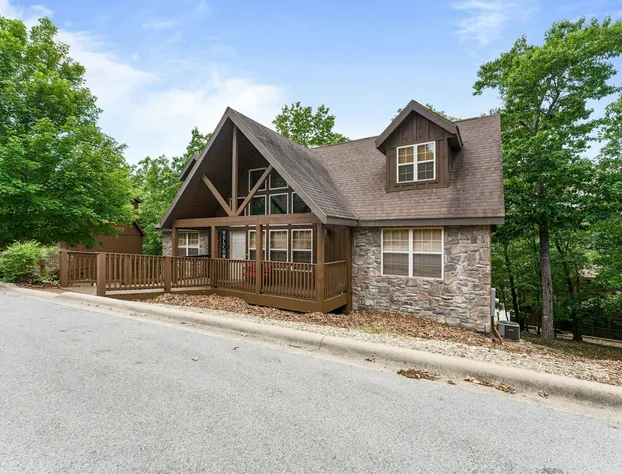 Timber Lodge 4 Bedroom Home by Redawning hotel detail image 3