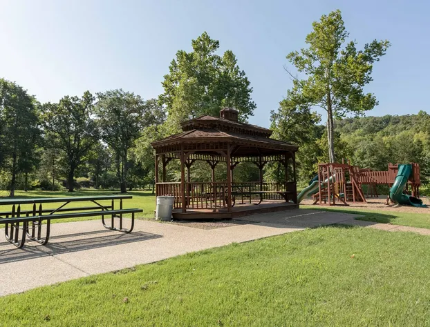 Timber Lodge 4 Bedroom Home by Redawning hotel detail image 4