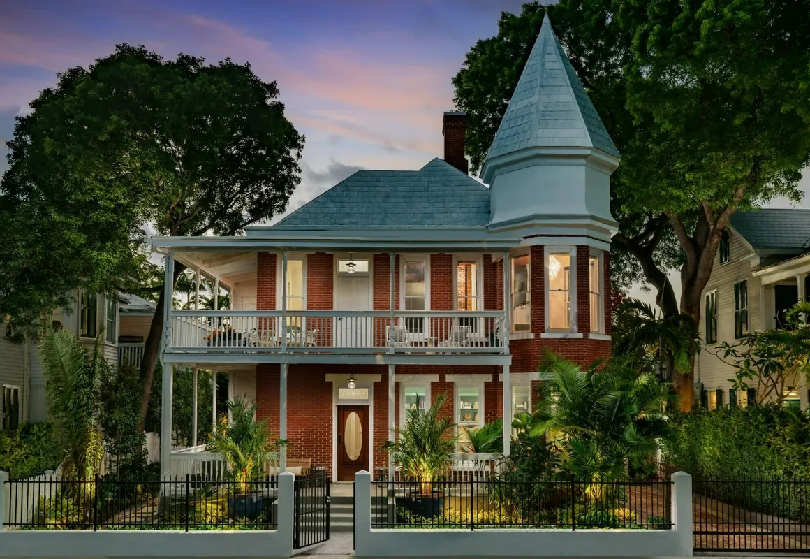 Grand Maloney Hotel hotel hero