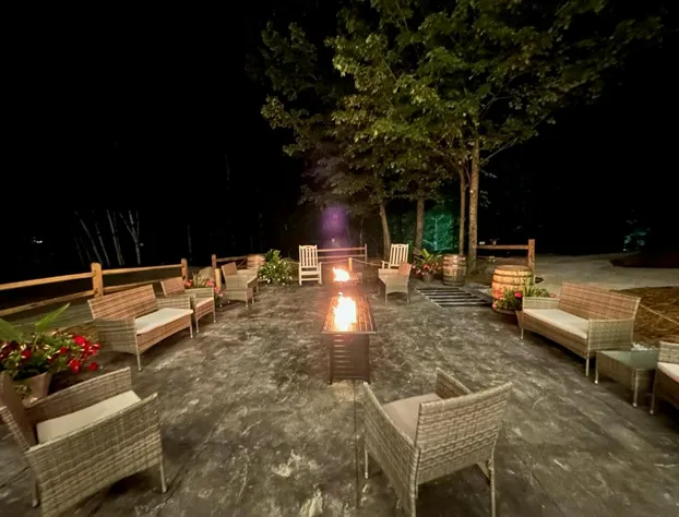 The Birch Ridge: Blue Velvet Room #10 - Queen Suite In Killington, Vermont. Hot Tub. Lounge. 1 Bedroom Home hotel detail image 1