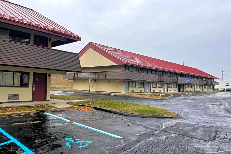 Travelodge by Wyndham Holland/Toledo hotel hero