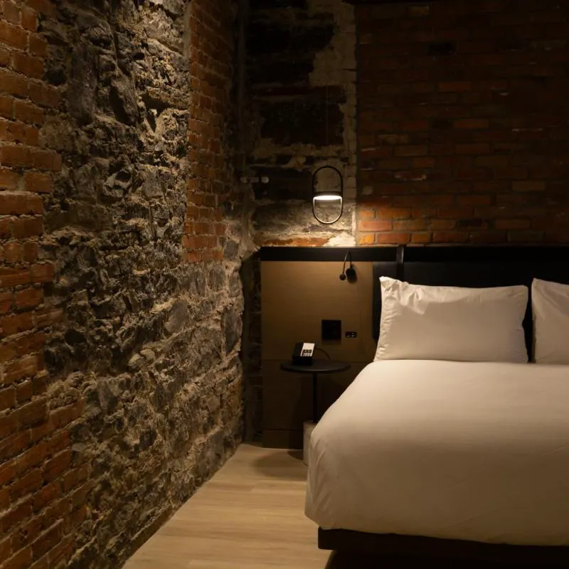 Le Petit Hôtel Vieux-Montréal | Notre-Dame hotel hero