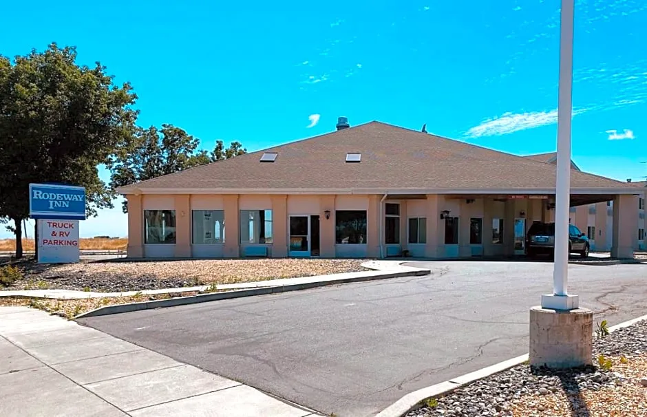 Rodeway Inn & Suites Willows hotel hero