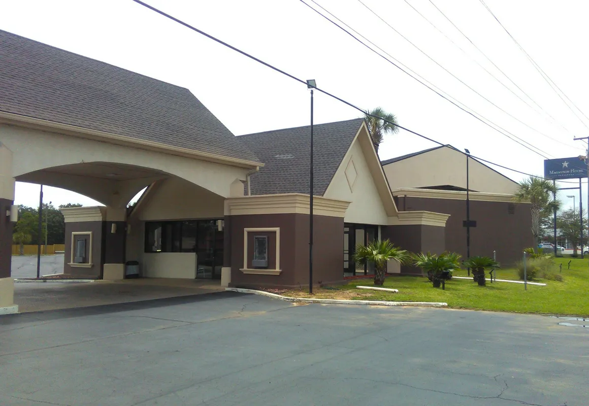 Regency inn and Suites hotel hero