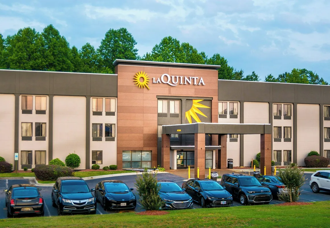 La Quinta Inn & Suites By Wyndham Fayetteville I-95 hotel hero