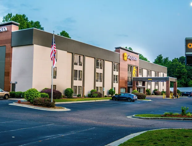 La Quinta Inn & Suites By Wyndham Fayetteville I-95 hotel detail image 1