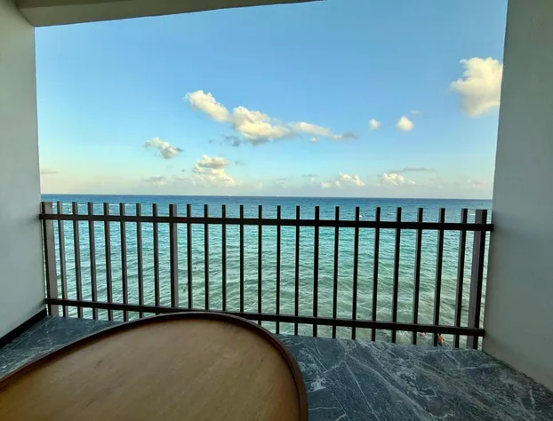 It beach hotel detail image 1