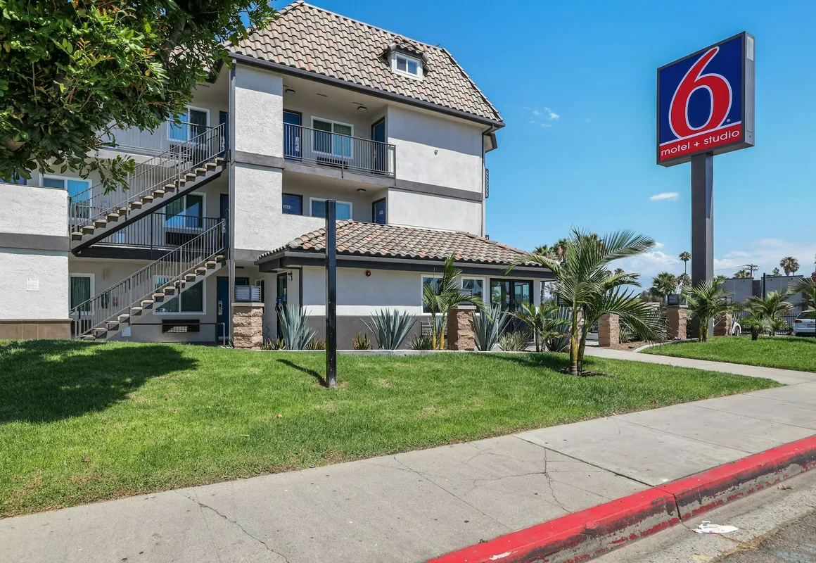 Studio 6 Suites Escondido, CA hotel hero