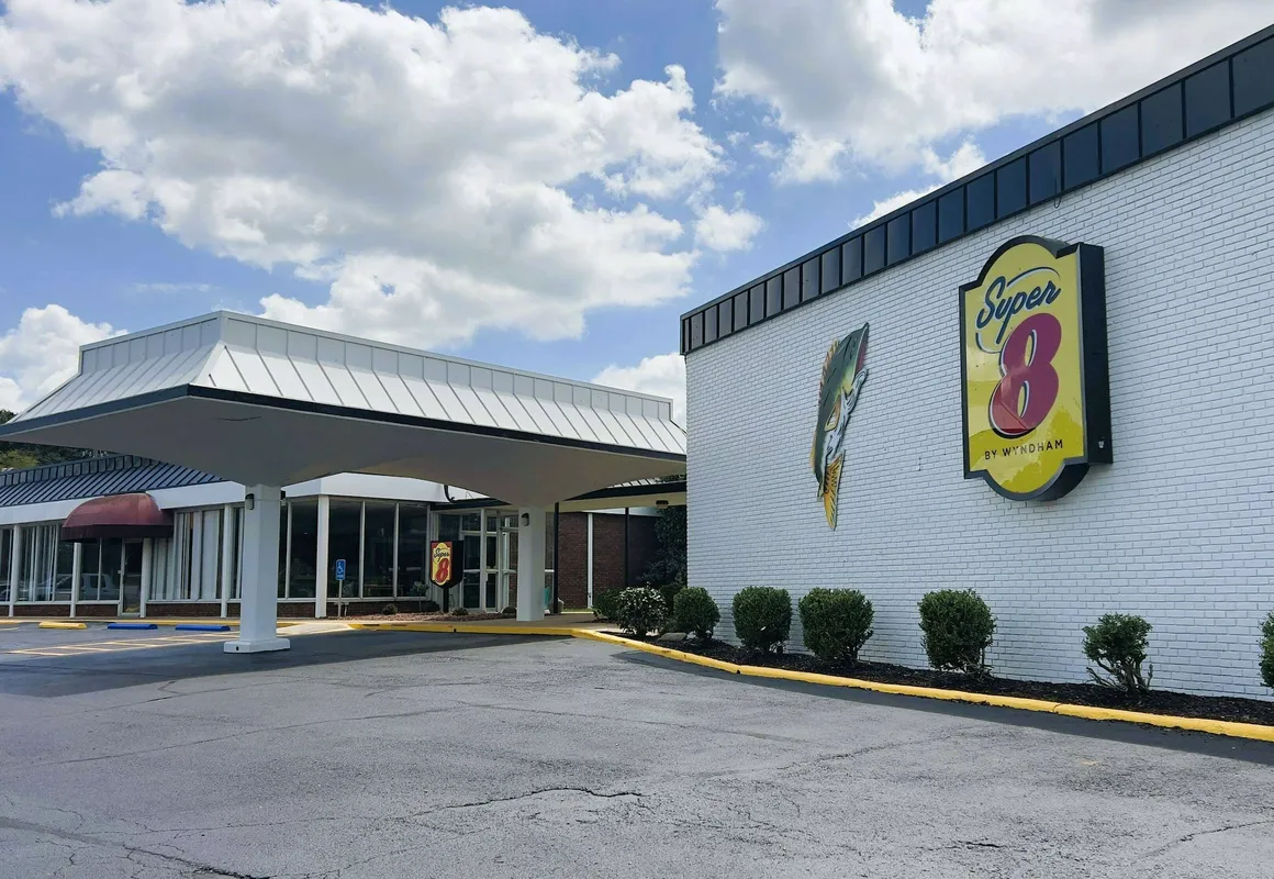 Super 8 By Wyndham Riverside Al hotel hero