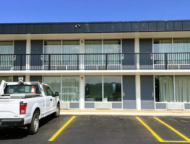 Super 8 By Wyndham Riverside Al hotel detail image 1