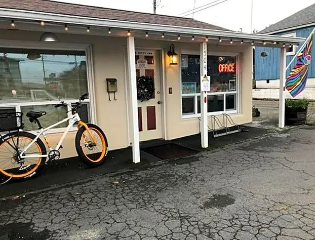 The Star Trek - USS Enterprise Room at the Itty Bitty Inn hotel detail image 2