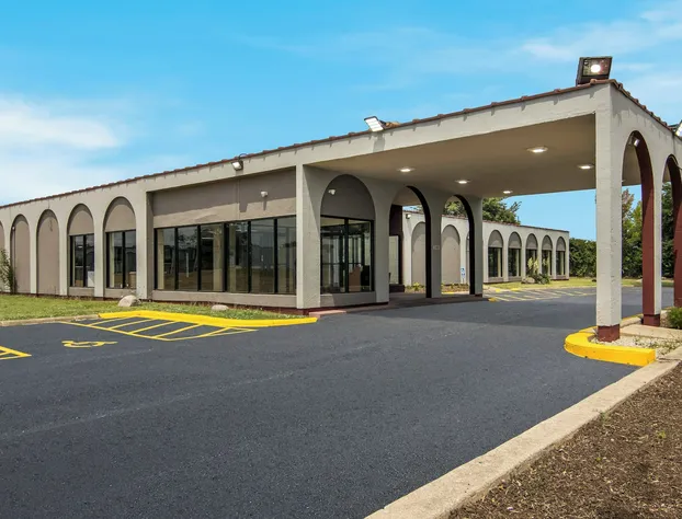 Red Roof Inn & Conference Center Chicago - N Aurora/ Naperville hotel detail image 3