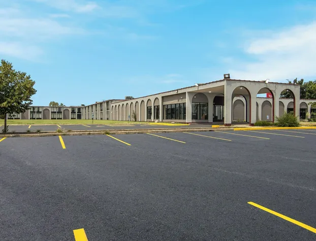 Red Roof Inn & Conference Center Chicago - Aurora/ Fox Valley hotel detail image 4