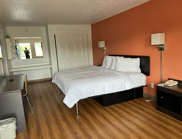 Lake Inn hotel detail image 4