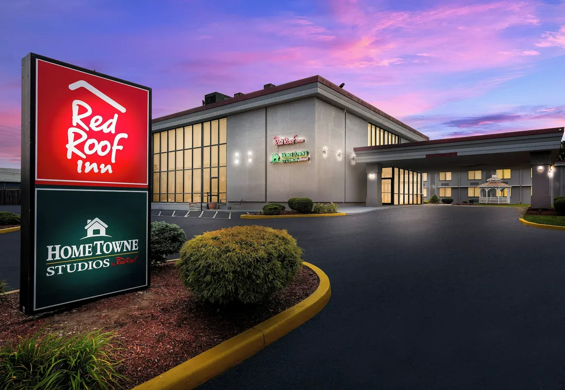 HomeTowne Studios by Red Roof Painted Post hotel hero