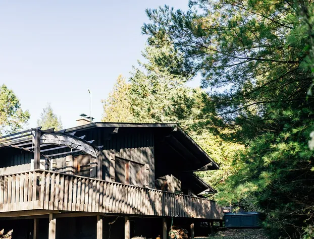 Whispering Springs Wilderness Retreat hotel detail image 2