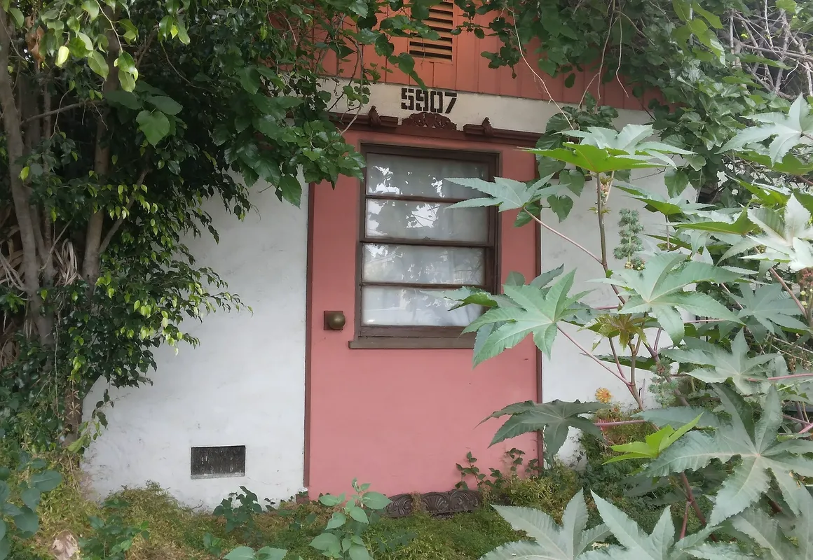 Earthovision Manor hotel hero