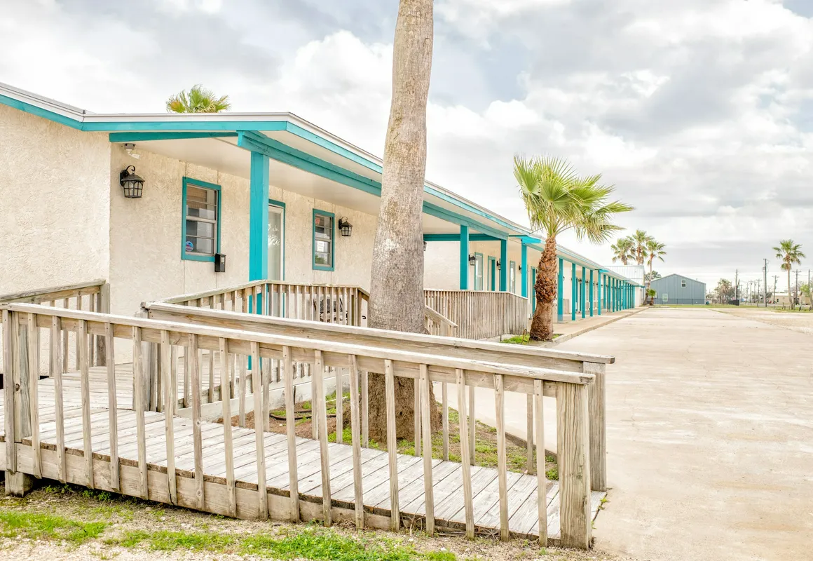 captain quarter's motel hotel hero