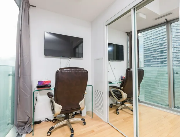 Front St - Entertainment District hotel detail image 1