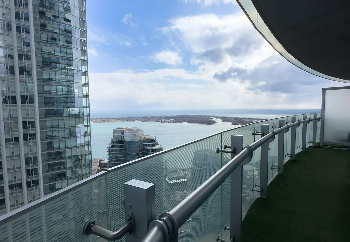 Luxury 2 Bedroom Lakeview hotel hero