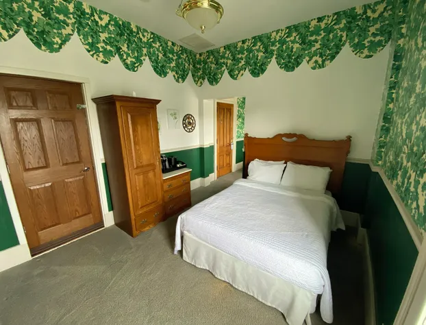 Decker Hotel & Bar hotel detail image 4