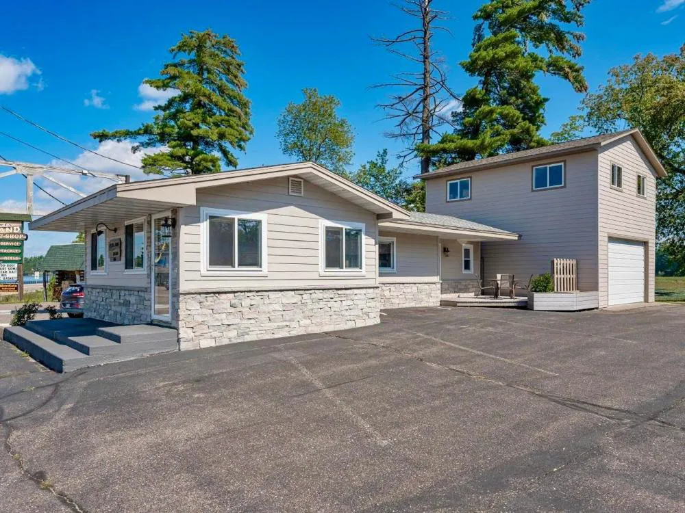 Aqua Aire Inn & Suites hotel hero