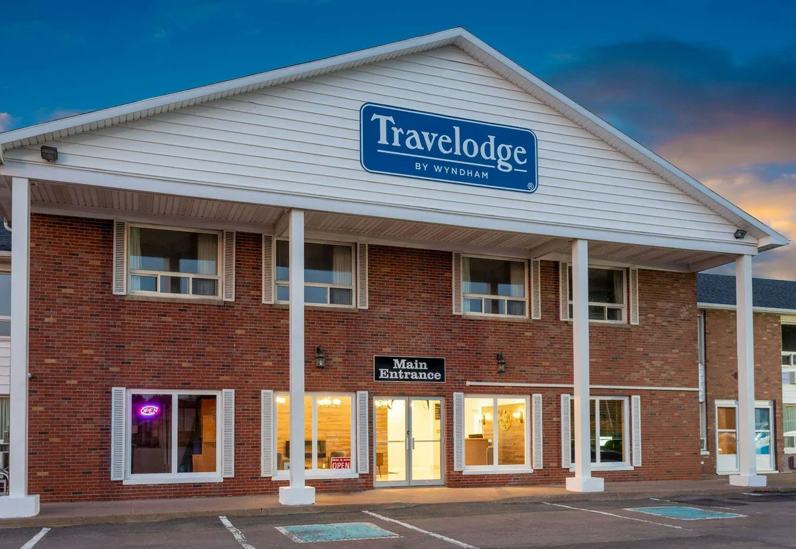 Travelodge by Wyndham Amherst hotel hero