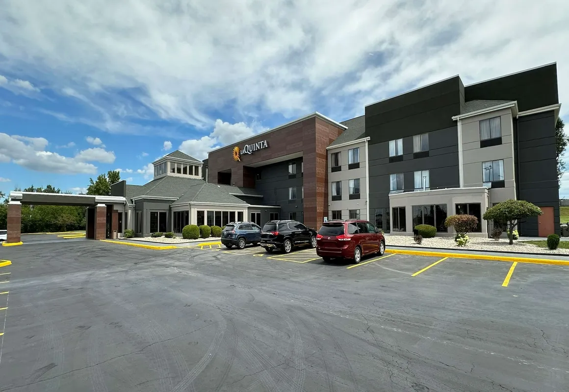 La Quinta Inn & Suites by Wyndham South Holland hotel hero