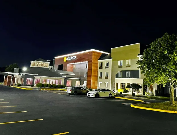 La Quinta Inn & Suites by Wyndham South Holland hotel detail image 1