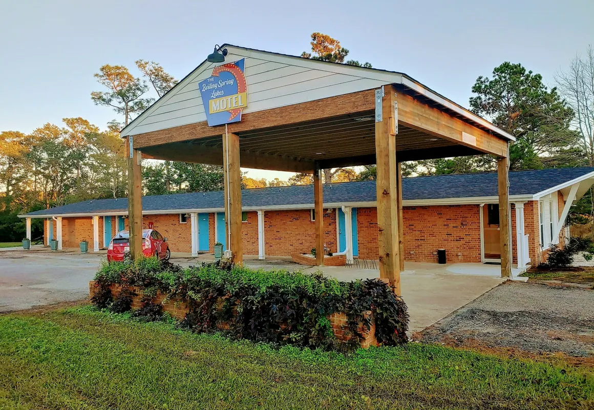 Boiling Spring Lakes Motel hotel hero