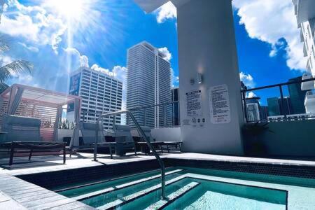 High floor Heart of downtown Miami 2 Bed heated POOL & GYM hotel detail image 2