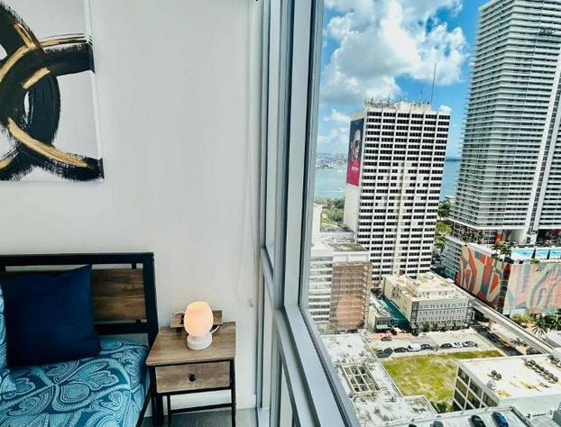 High floor Heart of downtown Miami 2 Bed heated POOL & GYM hotel detail image 4