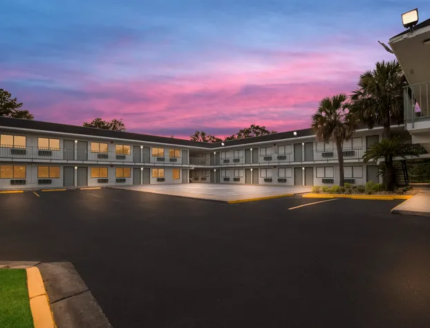 HomeTowne Studios by Red Roof Orange, TX hotel detail image 1