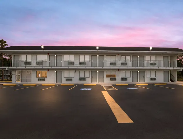 HomeTowne Studios by Red Roof Orange, TX hotel detail image 2