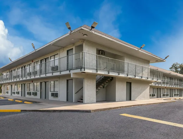 HomeTowne Studios by Red Roof Orange, TX hotel detail image 3