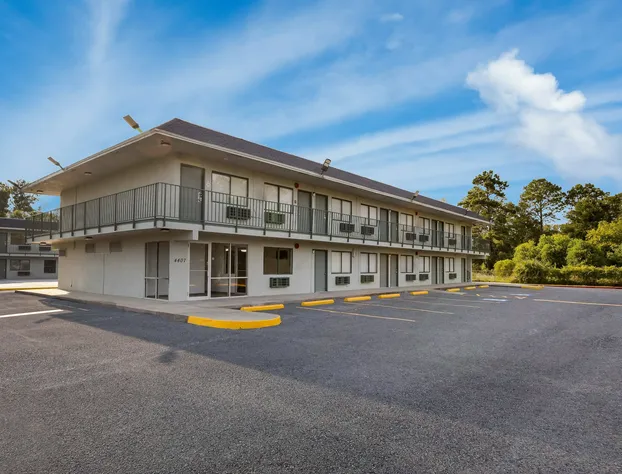 HomeTowne Studios by Red Roof Orange, TX hotel detail image 4