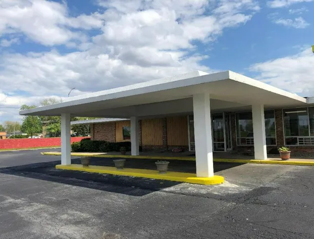 Regal 8 Inn & Suites hotel detail image 1