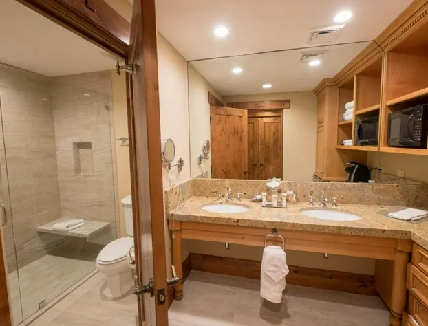 Hotel 2 Queen Hotel Room by RedAwning hotel detail image 3