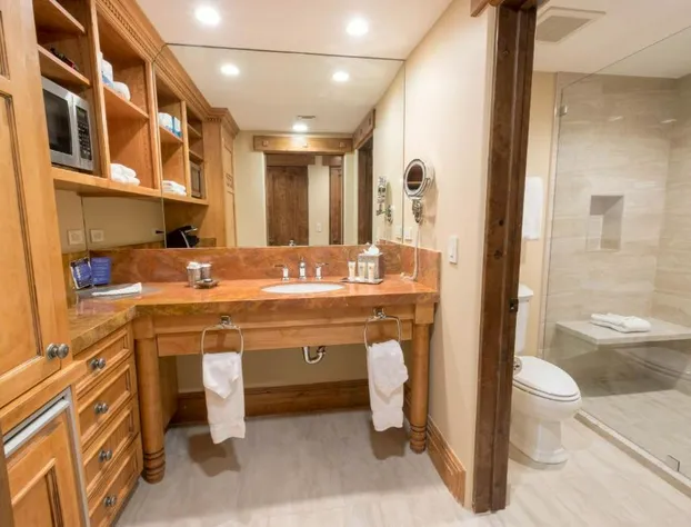 Hotel King Hotel Room by RedAwning hotel detail image 3