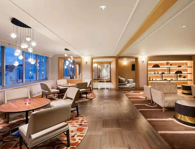 Fairmont The Queen Elizabeth Gold Experience hotel detail image 2