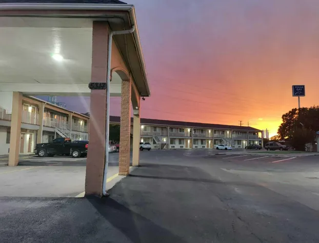 Great Western Inn & Suites - Saginaw hotel detail image 1