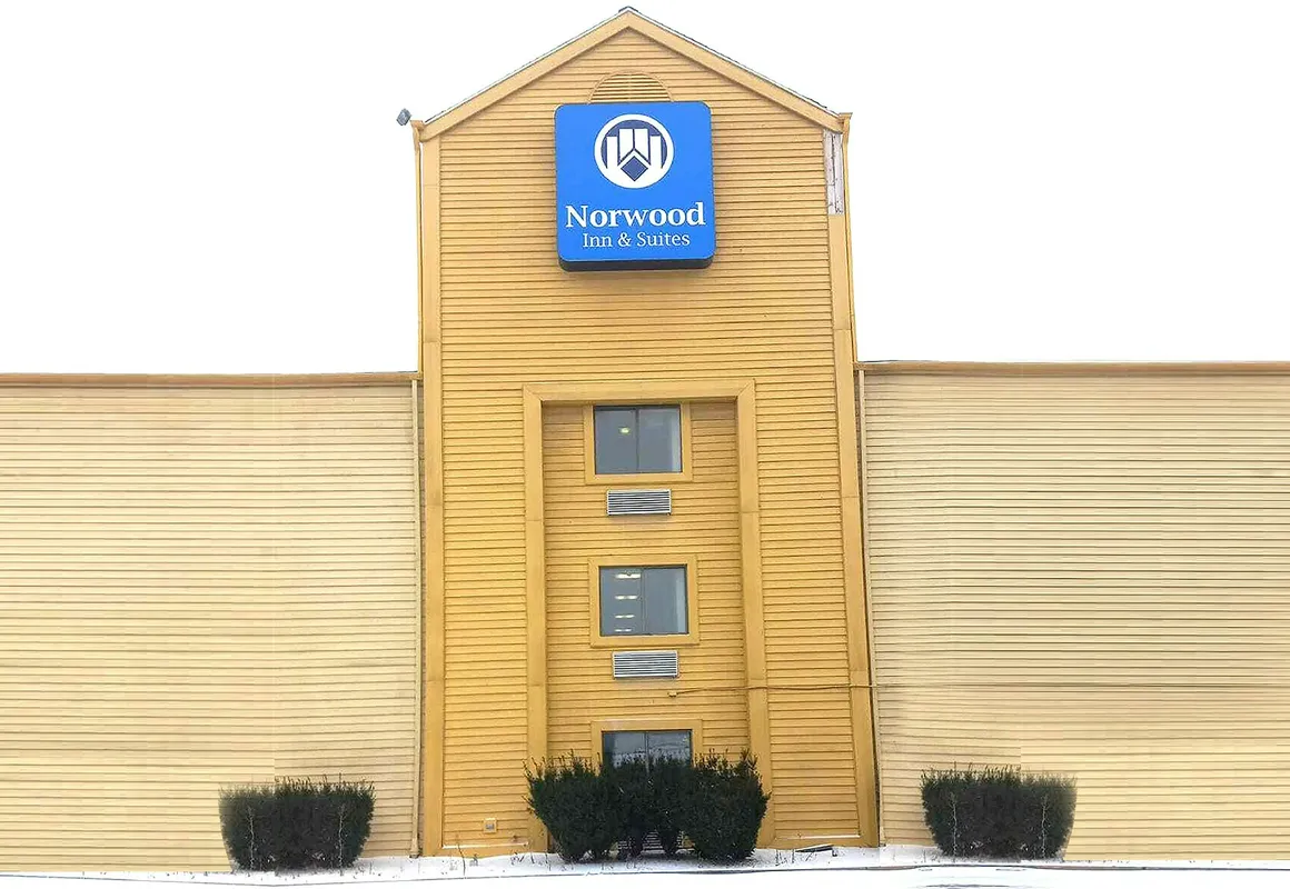 Norwood Inn & Suites Milwaukee hotel hero